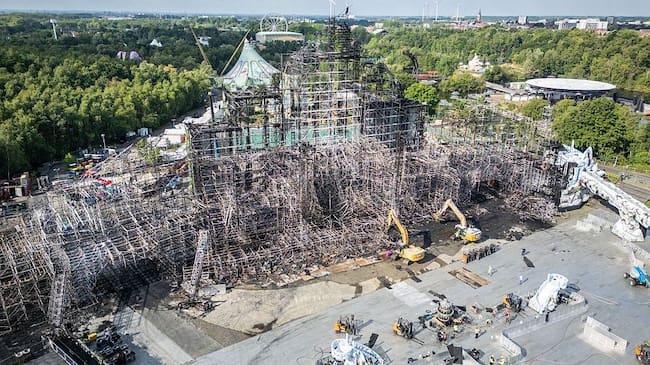 Esta imagen aérea de dron muestra el recinto del festival tras el incendio ocurrido ayer en el festival de música electrónica Tomorrowland, el jueves 17 de julio de 2025, en Boom. (STRINGER/BELGA MAG/Getty Images)