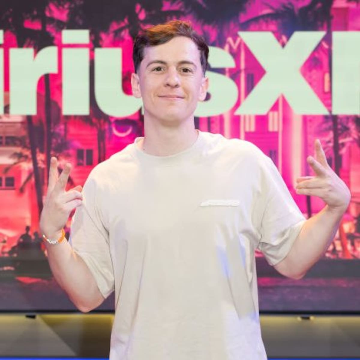 Guaynaa’s ‘Chica Ideal Salsa Version’ Meaning and Lyrics in English