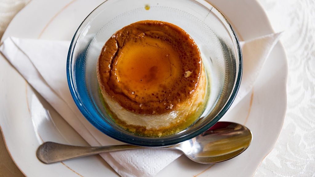 Flan cubano o flan servido en un restaurante privado o paladar. Este postre es un plato indispensable de la cocina cubana. (Roberto Machado Noa/Getty Images)