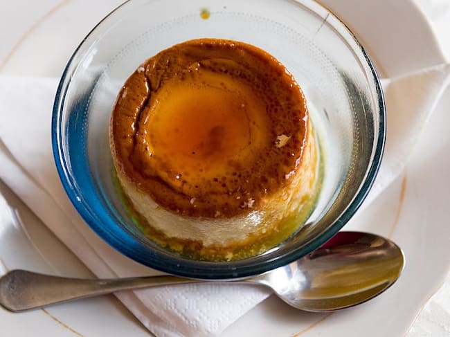 Flan cubano o flan servido en un restaurante privado o paladar. Este postre es un plato indispensable de la cocina cubana. (Roberto Machado Noa/Getty Images)