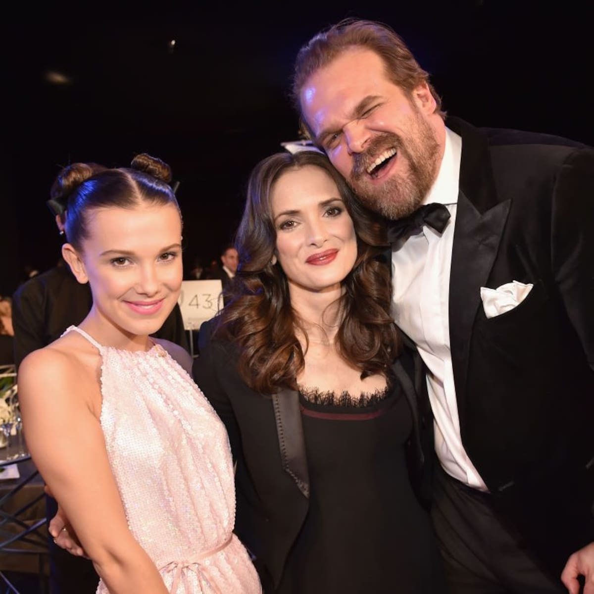 Millie Bobby Brown denuncia a David Harbour por acoso en el set de Stranger Things