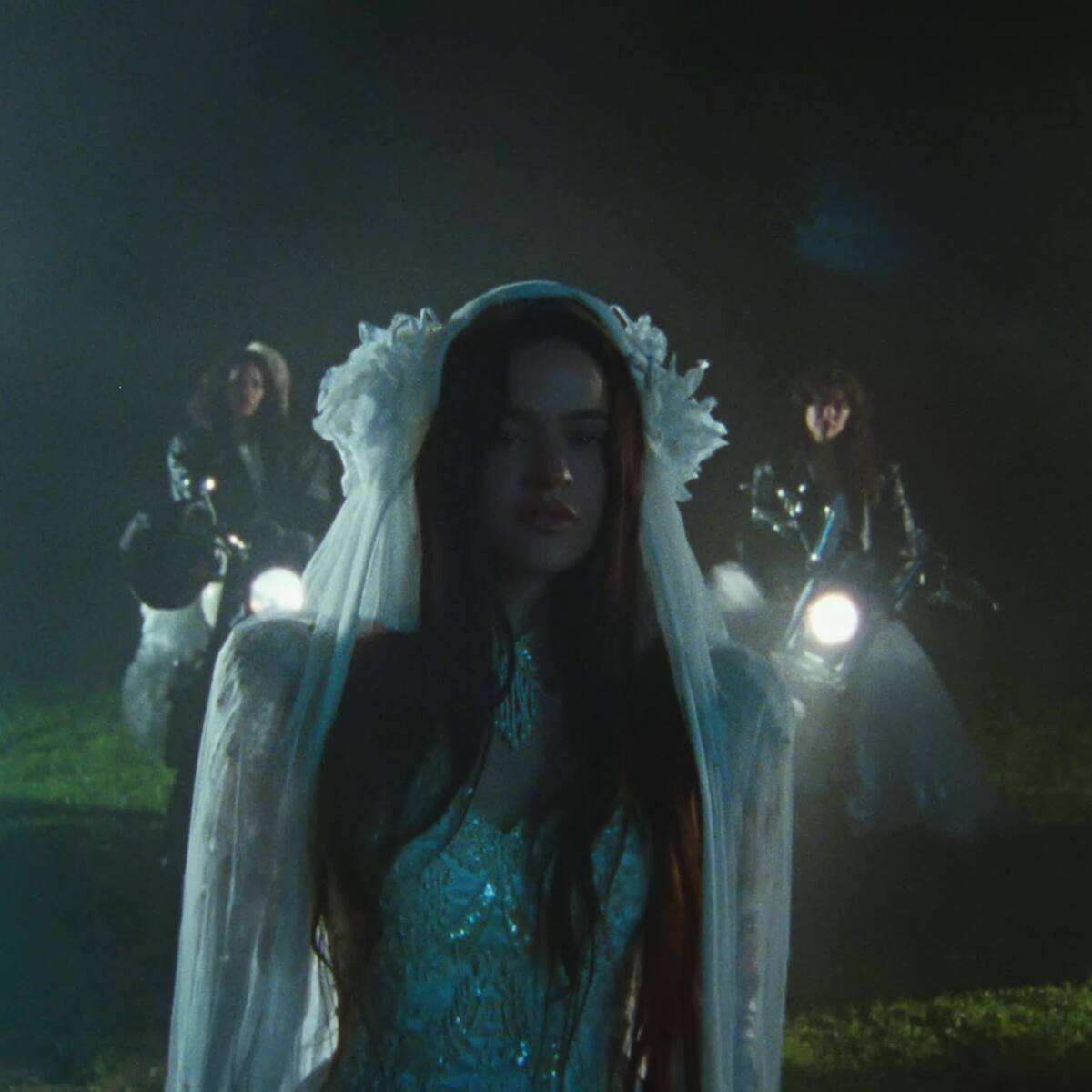 El significado de Focu 'ranni: análisis y letra en español de la canción de Rosalía sobre la boda que nunca fue