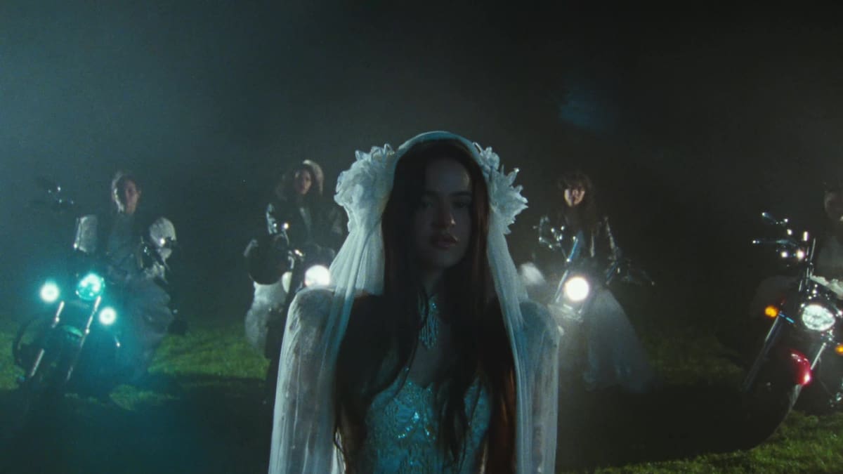 El significado de Focu 'ranni: análisis y letra en español de la canción de Rosalía sobre la boda que nunca fue