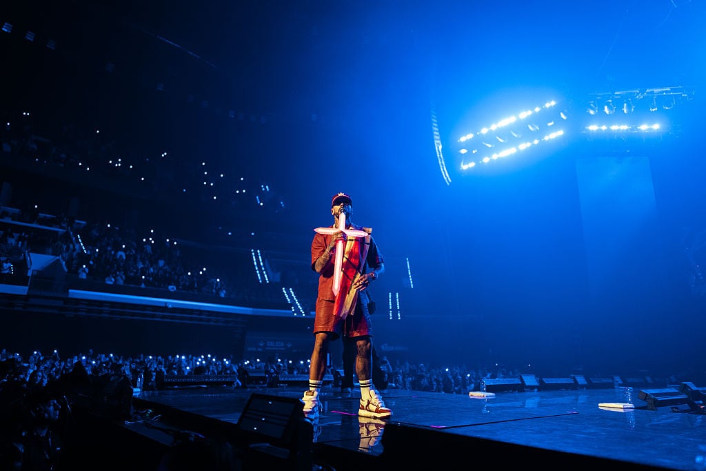 Anuel AA se presenta en el escenario durante un concierto en el Roig Arena el 27 de noviembre de 2025 en Valencia, España