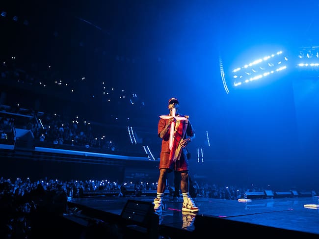 Anuel AA se presenta en el escenario durante un concierto en el Roig Arena el 27 de noviembre de 2025 en Valencia, España