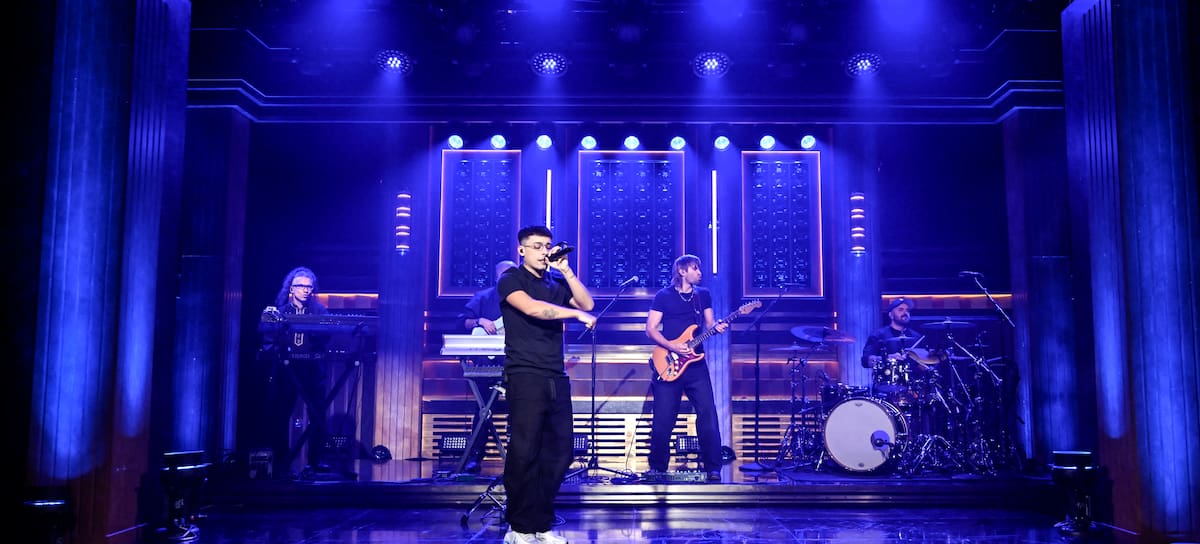Trueno en el show de Jimmy Fallon el 6 de mayo de 2026. Todd Owyoung/NBC via Getty Images