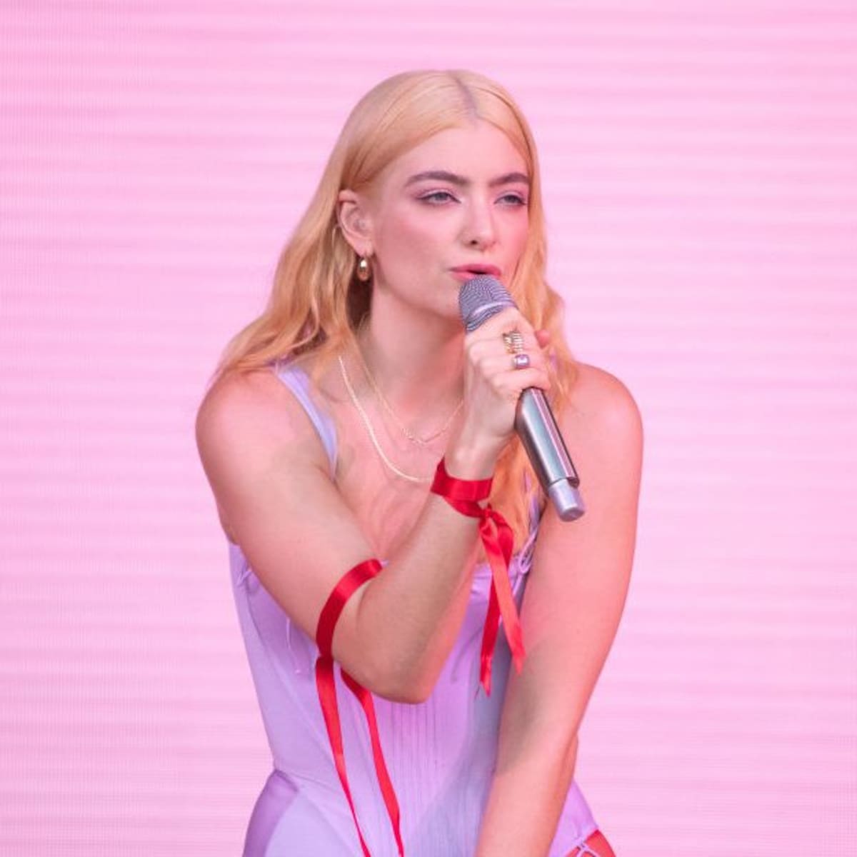 Lorde Debuts Two Unreleased Songs Live: ‘Invisible Ink’ & ‘Silver Moon’