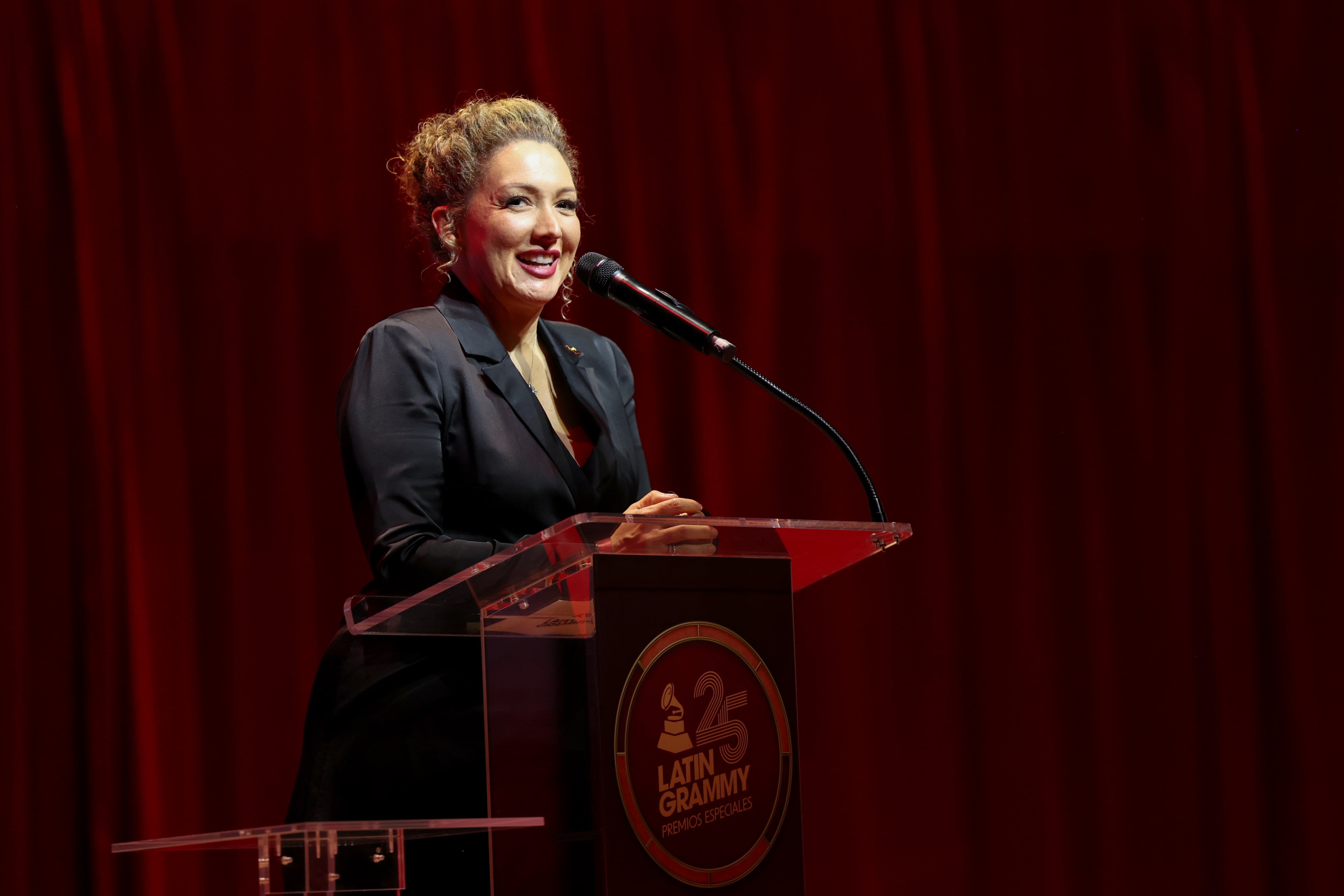 Erika Ender interviene en el escenario durante la entrega de los premios especiales en la 25.ª edición de los Premios GRAMMY Latinos, celebrada el 10 de noviembre de 2024 en Miami, Florida.