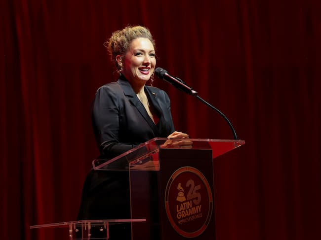 Erika Ender interviene en el escenario durante la entrega de los premios especiales en la 25.ª edición de los Premios GRAMMY Latinos, celebrada el 10 de noviembre de 2024 en Miami, Florida.