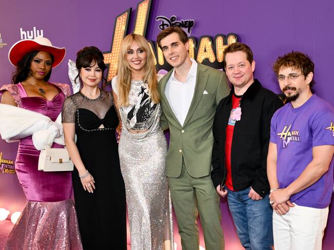 Shanica Knowles, Anna Pérez de Tagle-Kline, Miley Cyrus, Cody Linley, Jason Earles y Moisés Arias en el estreno mundial del «Especial del 20.º aniversario de Hannah Montana» de Disney+, celebrado el 23 de marzo de 2026 en Los Ángeles, California. Michael Buckner/Variety vía Getty Images