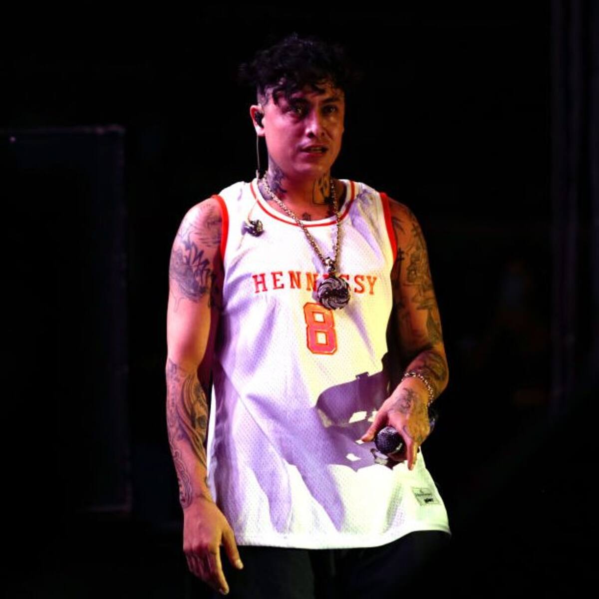 Alemán Blends High Fashion and Romance in Fashion Week (Lyrics in English)