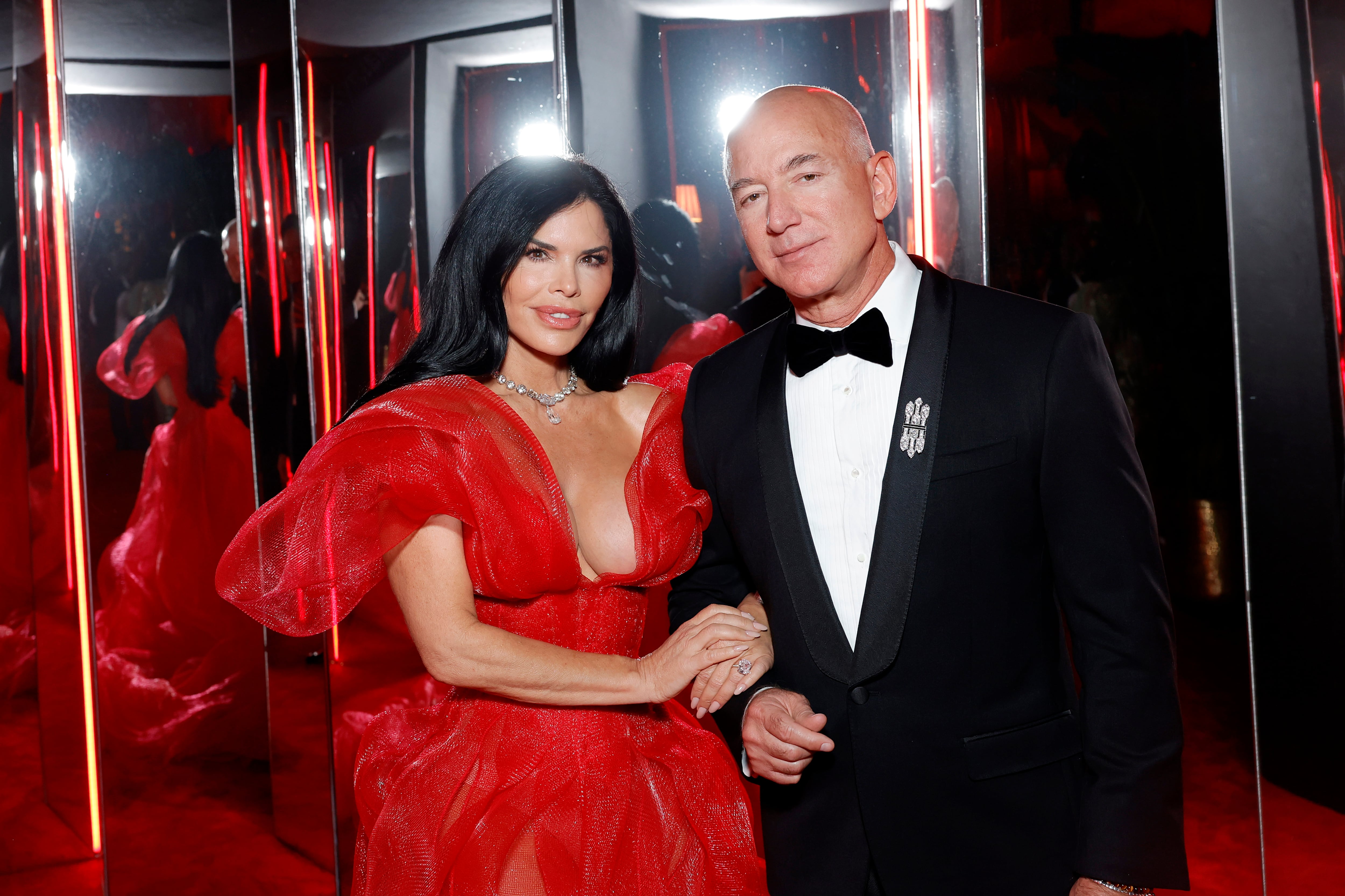 Lauren Sánchez y Jeff Bezos asisten a la fiesta de los Óscar de Vanity Fair 2024, organizada por Radhika Jones en el Wallis Annenberg Center for the Performing Arts, el 10 de marzo de 2024 en Beverly Hills, California. Stefanie Keenan/VF24/WireImage para Vanity Fair