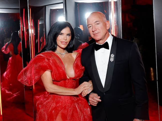 Lauren Sánchez y Jeff Bezos asisten a la fiesta de los Óscar de Vanity Fair 2024, organizada por Radhika Jones en el Wallis Annenberg Center for the Performing Arts, el 10 de marzo de 2024 en Beverly Hills, California. Stefanie Keenan/VF24/WireImage para Vanity Fair