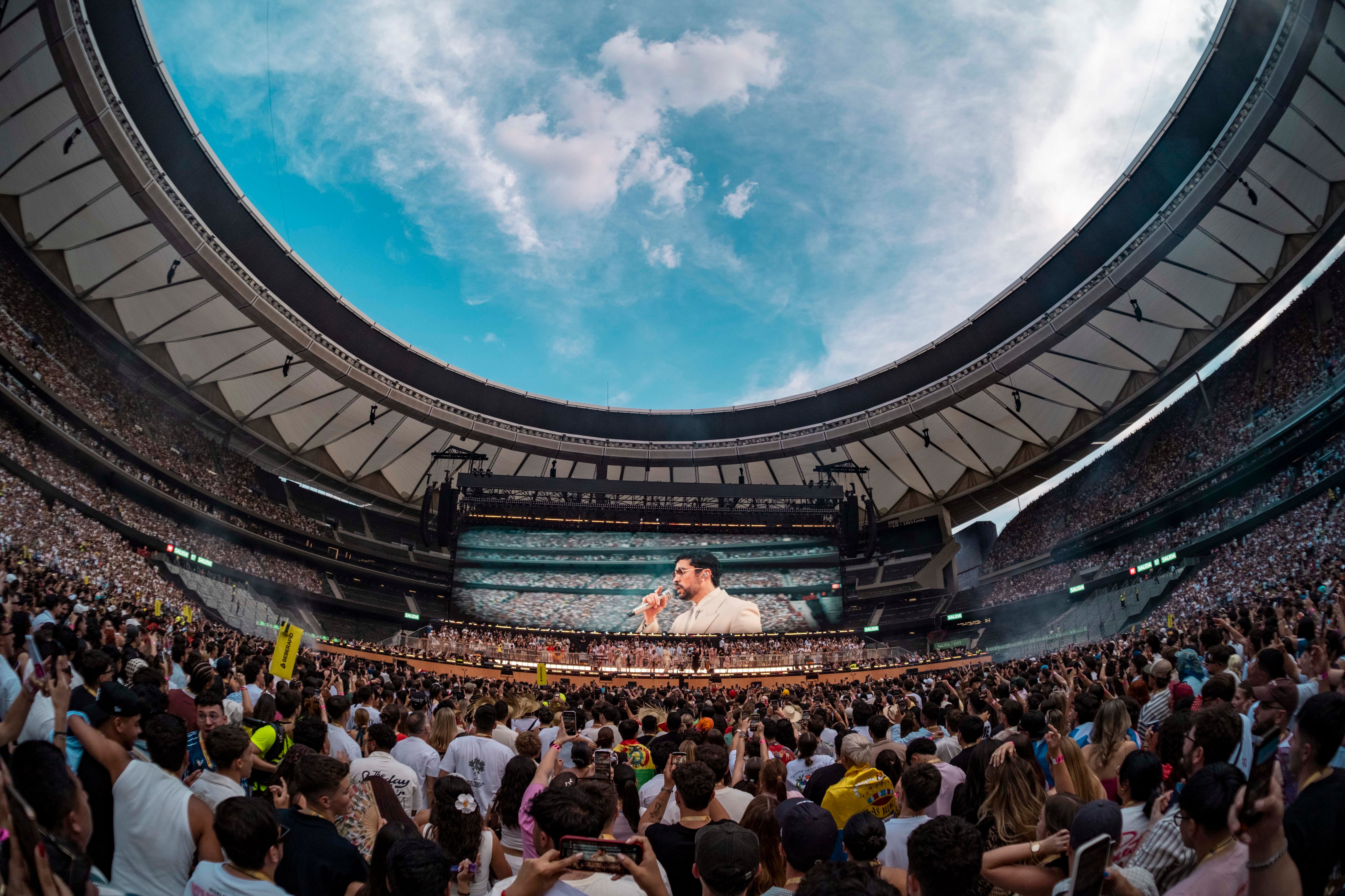 Bad Bunny en su último concierto con la gira 'Debí Tirar Más Fotos Tour' en el Riyadh Air Metropolitano de Madrid, 15 de junio de 2026.