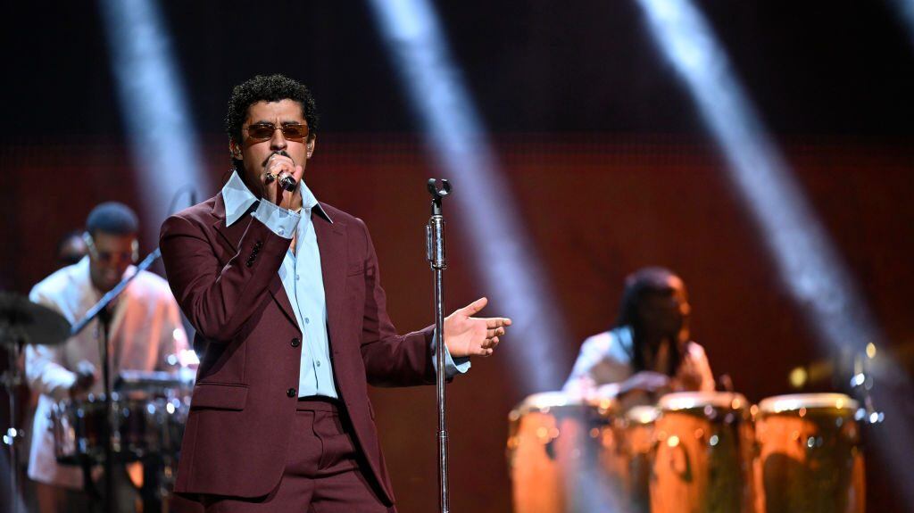 Bad Bunny actuando este febrero de 2025 en SNL / Getty