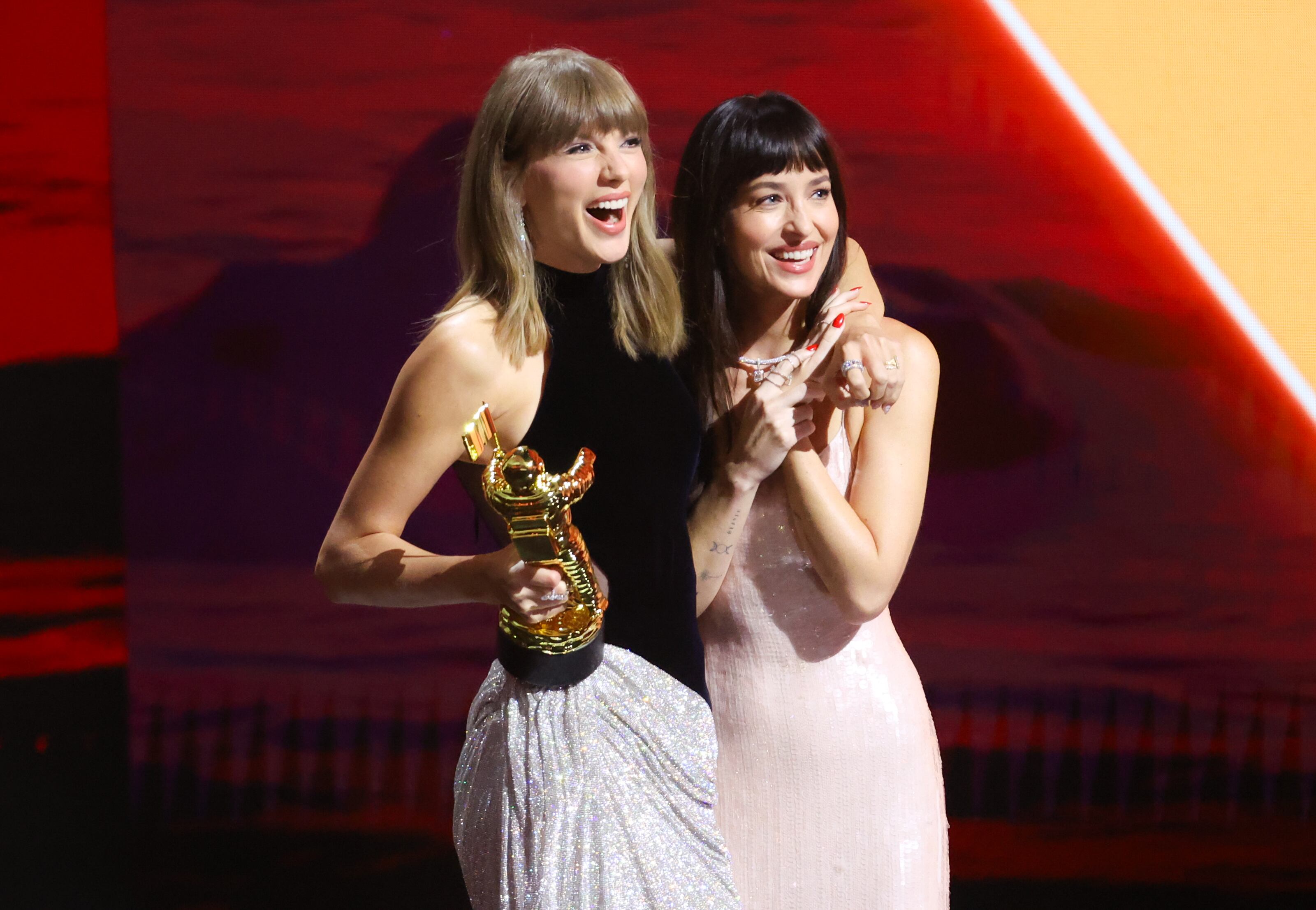 Taylor Swift y Dakota Johnson sobre el escenario mientras Swift recibe el premio Artist Director Honors en los MTV Video Music Awards 2026, celebrados en el Peacock Theater el 27 de septiembre de 2026 en Los Ángeles, California.