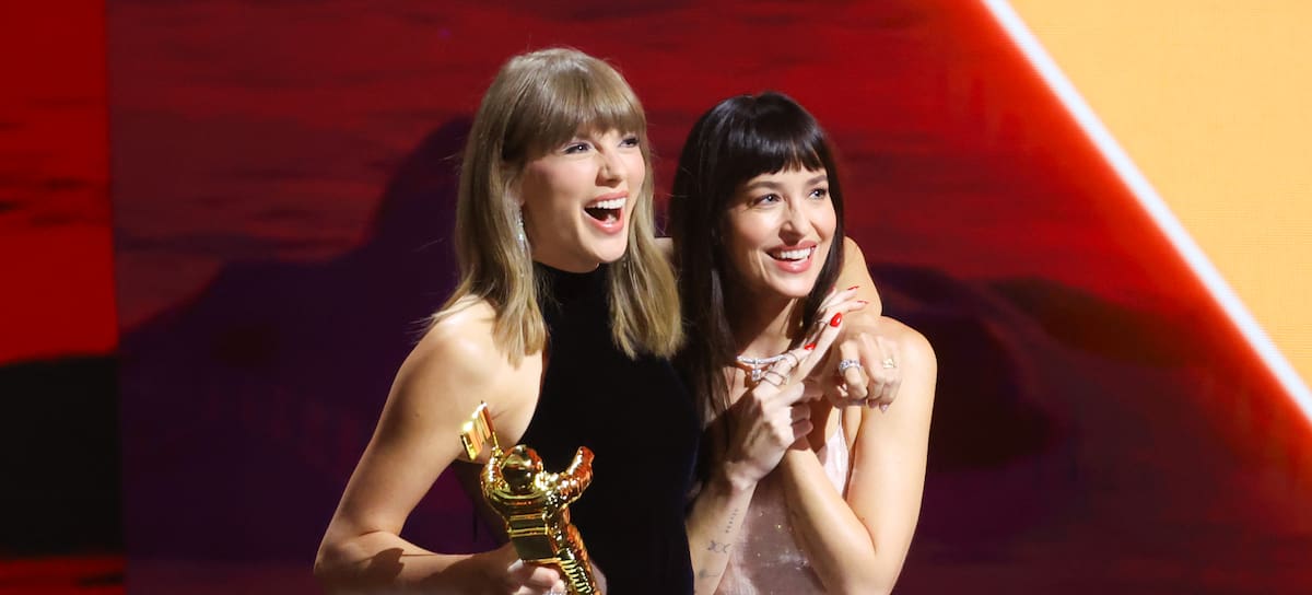 Taylor Swift y Dakota Johnson sobre el escenario mientras Swift recibe el premio Artist Director Honors en los MTV Video Music Awards 2026, celebrados en el Peacock Theater el 27 de septiembre de 2026 en Los Ángeles, California.