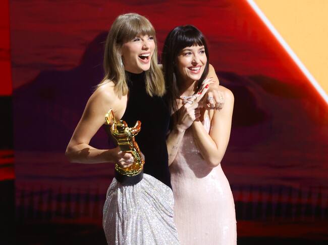Taylor Swift y Dakota Johnson sobre el escenario mientras Swift recibe el premio Artist Director Honors en los MTV Video Music Awards 2026, celebrados en el Peacock Theater el 27 de septiembre de 2026 en Los Ángeles, California.