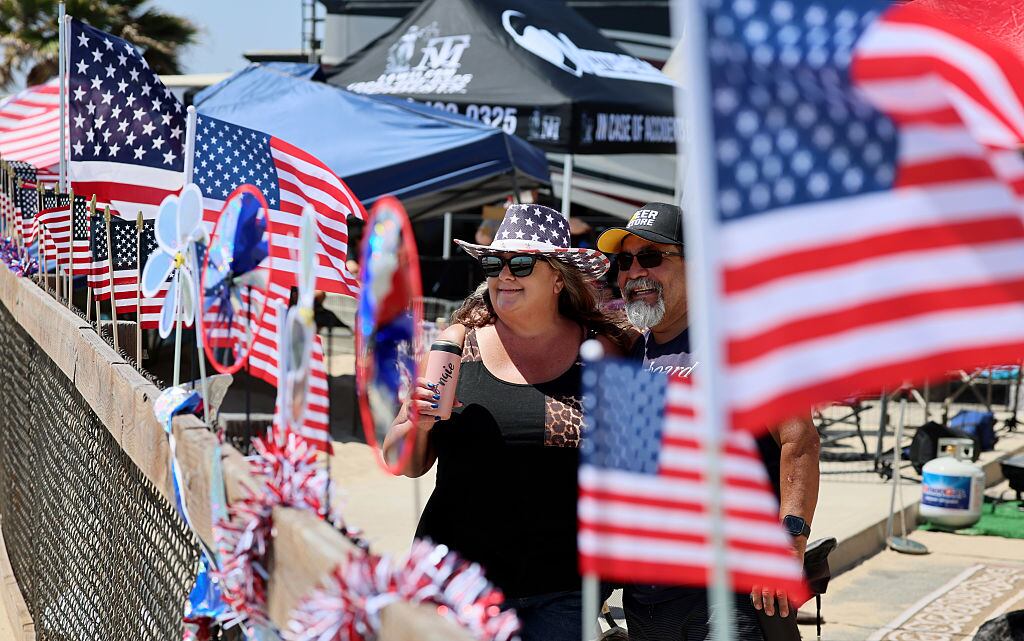 Una pareja observa la playa estatal de Bolsa Chica desde la zona de vehículos recreativos el miércoles 2 de julio de 2025. Están de visita durante toda la semana y celebrará el feriado a solo unos pasos de la arena. Allen J. Schaben / Los Angeles Times vía Getty Images