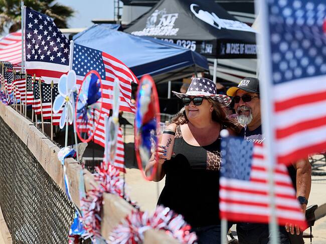 Una pareja observa la playa estatal de Bolsa Chica desde la zona de vehículos recreativos el miércoles 2 de julio de 2025. Están de visita durante toda la semana y celebrará el feriado a solo unos pasos de la arena. Allen J. Schaben / Los Angeles Times vía Getty Images