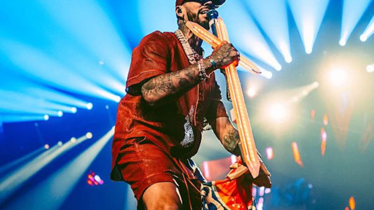 Anuel AA’s Sweet Reaction to Fans Surprising Him at His Hotel: VIDEO