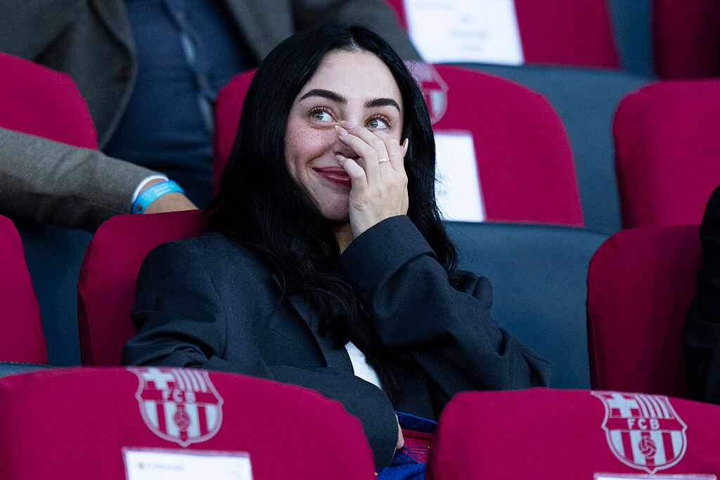 Nicki Nicole, rapera, cantautora, es vista en las gradas antes del partido de la Liga de Campeones entre el FC Barcelona y el Olympiacos FC, en el estadio Lluís Companys de Barcelona, España, el 21 de octubre de 2025. Foto de Siu Wu/picture alliance vía Getty Images