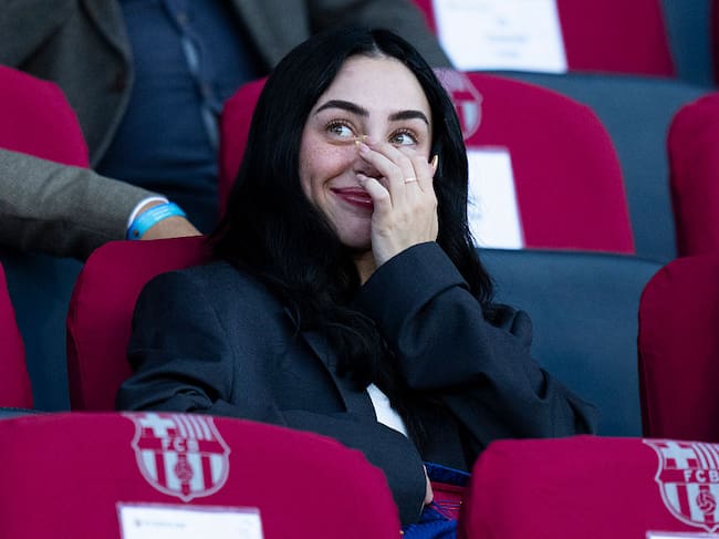 Nicki Nicole, rapera, cantautora, es vista en las gradas antes del partido de la Liga de Campeones entre el FC Barcelona y el Olympiacos FC, en el estadio Lluís Companys de Barcelona, España, el 21 de octubre de 2025. Foto de Siu Wu/picture alliance vía Getty Images