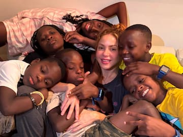 Este fue el tierno momento en que una fan confundió a Karol G con Shakira