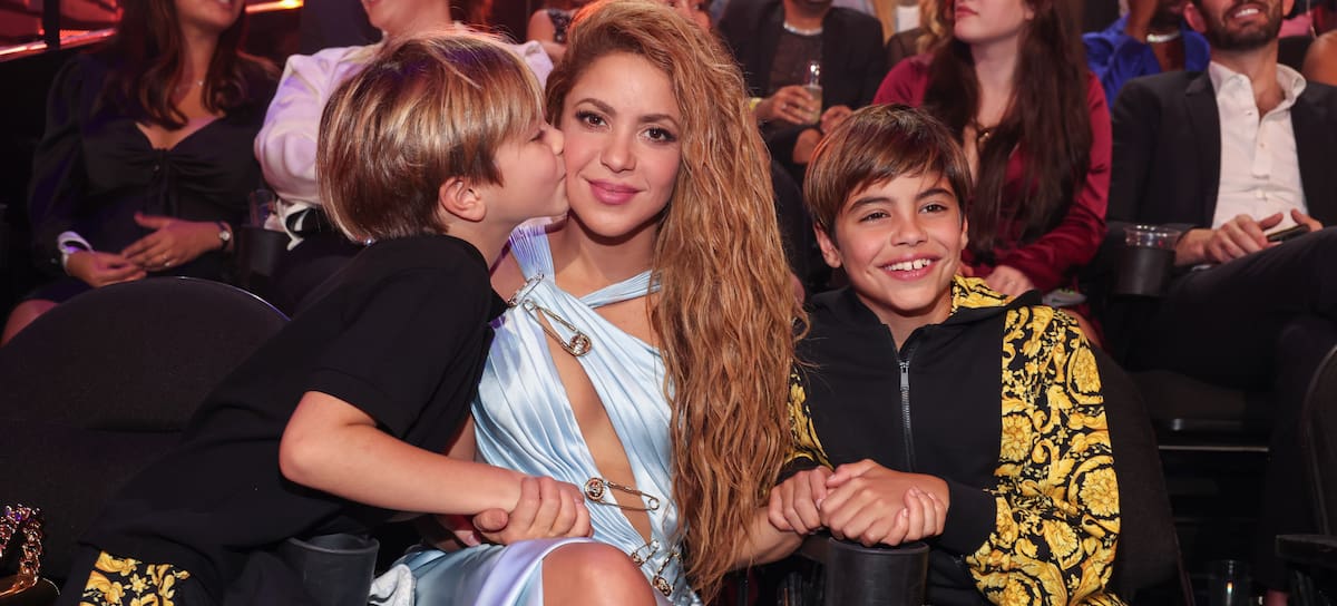Shakira con sus hijos, Milan y Sasha Piqué en los VMAs el 12 de septiembre de 2023