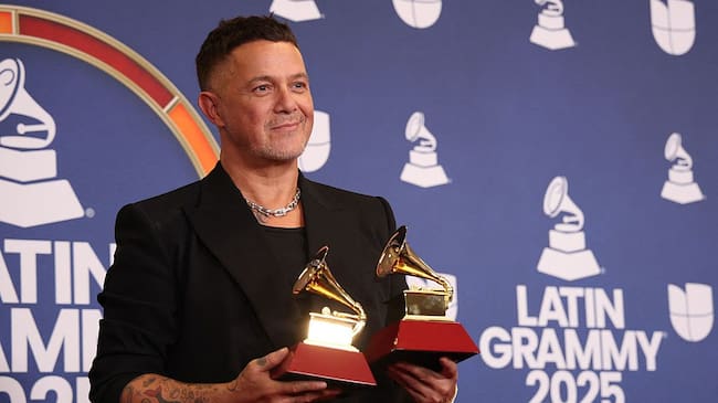 El cantautor español Alejandro Sanz posa en la sala de prensa con el Disco del Año por «Palmeras En El Jardín» y el Álbum Pop Contemporáneo del Año por ¿Y Ahora Qué? durante la 26ª entrega anual de los Latin Grammy en el MGM Grand Hotel & Casino en Las Vegas, Nevada, el 13 de noviembre de 2025. Michael Tran / AFP