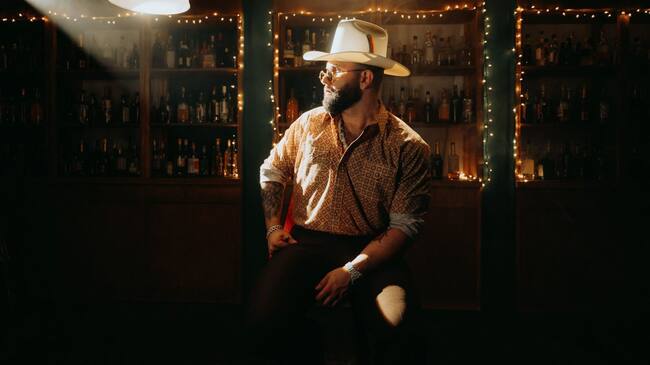 Carín León in ‘La Primera Cita’ Music Video / Courtesy of the artist