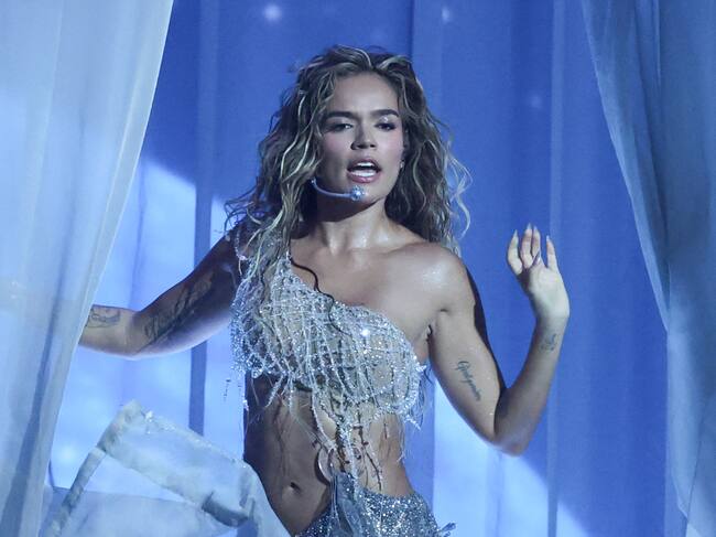 La cantante colombiana Karol G actúa en el escenario durante los American Music Awards en el MGM Grand Garden Arena de Las Vegas, Nevada, el 25 de mayo de 2026