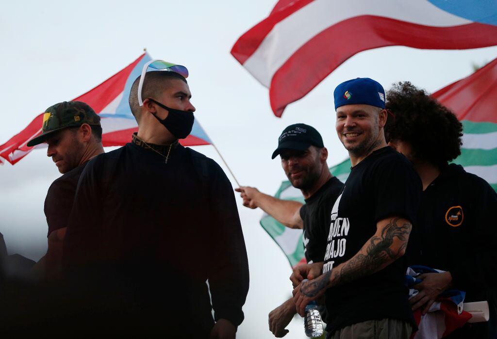 El 17 de julio de 2019, los raperos Residente, Bad Bunny y Ricky Martin se unieron a miles de manifestantes frente al Capitolio en el Antiguo San Juan, Puerto Rico
