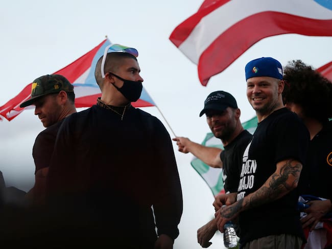 El 17 de julio de 2019, los raperos Residente, Bad Bunny y Ricky Martin se unieron a miles de manifestantes frente al Capitolio en el Antiguo San Juan, Puerto Rico