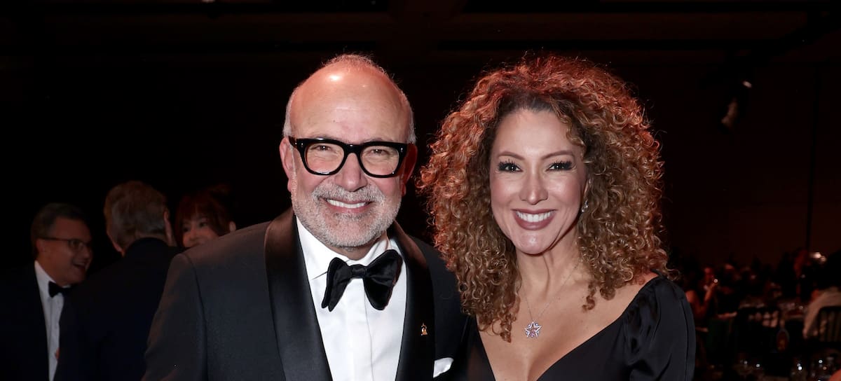 Manuel Abud, director ejecutivo de la Academia Latina de la Grabación, y Erika Ender asisten a la ceremonia de homenaje a Raphael como «Persona del Año» de la Academia de la Grabación, celebrada el 12 de noviembre de 2025 en Las Vegas, Nevada.