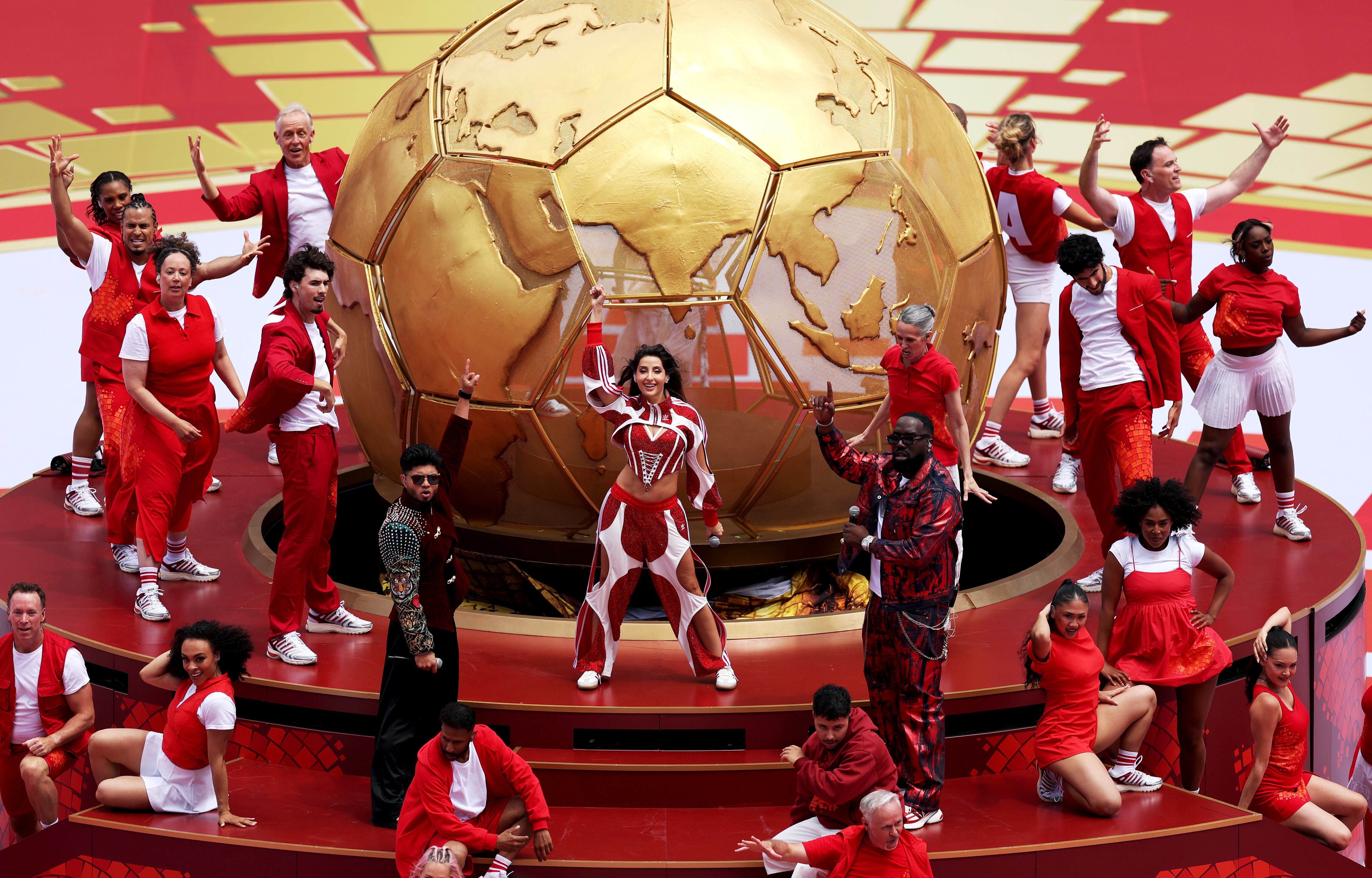 Sanjoy, Nora Fatehi y Vegedream actúan durante la ceremonia de inauguración previa al partido del Grupo B de la Copa del Mundo de la FIFA 2026 entre Canadá y Bosnia y Herzegovina, celebrado en el Estadio de Toronto el 12 de junio de 2026 en Toronto, Ontario.