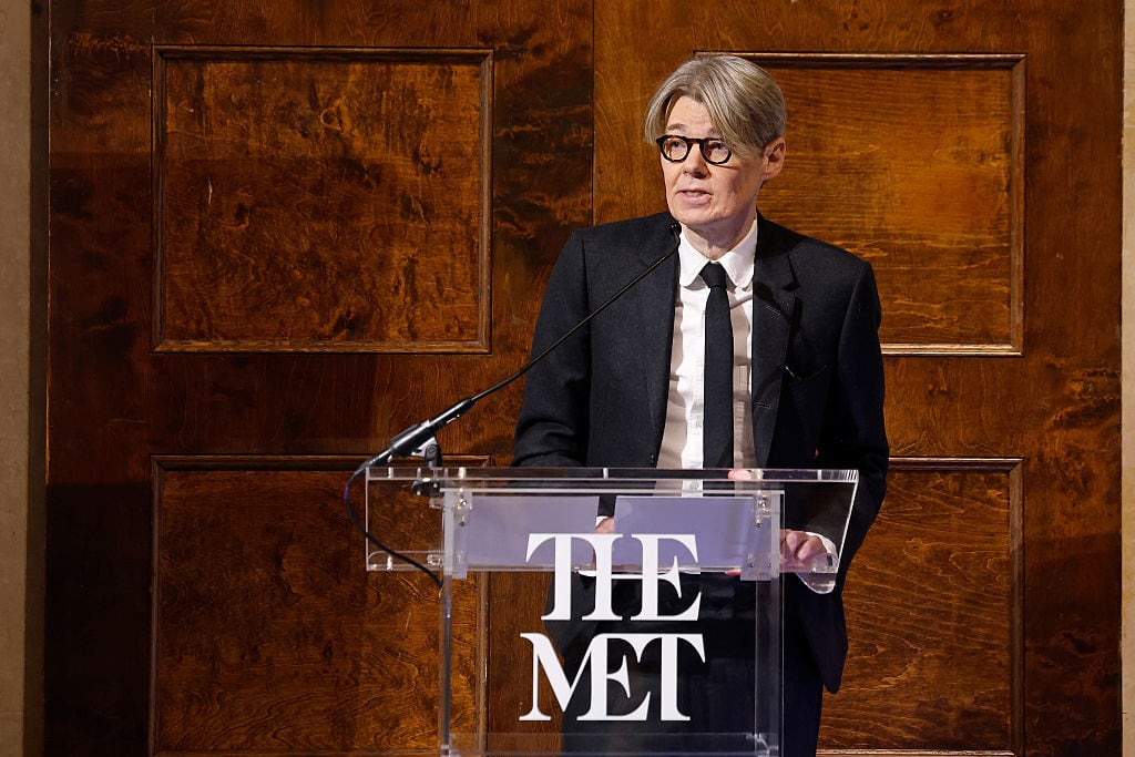 Andrew Bolton habla durante el anuncio a la prensa de la exposición 2026 del Costume Institute, «Costume Art», en el Metropolitan Museum of Art el 17 de noviembre de 2025 en la ciudad de Nueva York. Taylor Hill/WireImage