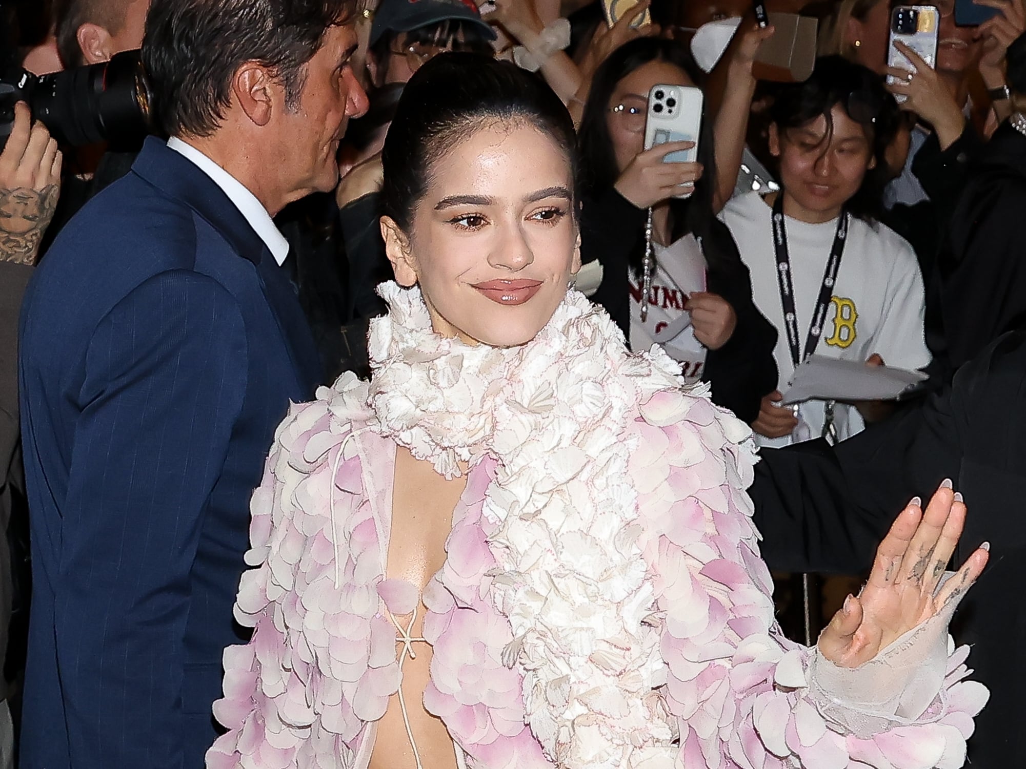 Rosalía en París con el vestido de Dior