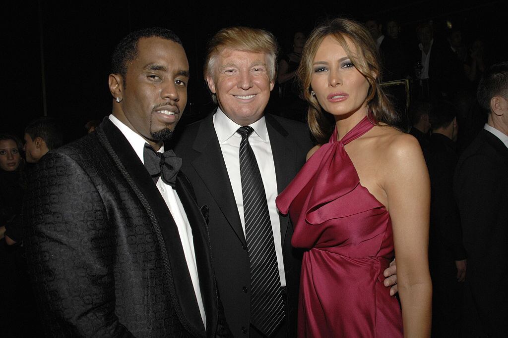 Diddy, Donald Trump y Melania Trump asisten al evento organizado por GUCCI y MADONNA, «A NIGHT TO BENEFIT RAISING MALAWI AND UNICEF», en las Naciones Unidas el 6 de febrero de 2008 en la ciudad de Nueva York. JOE SCHILDHORN/Patrick McMullan vía Getty Images