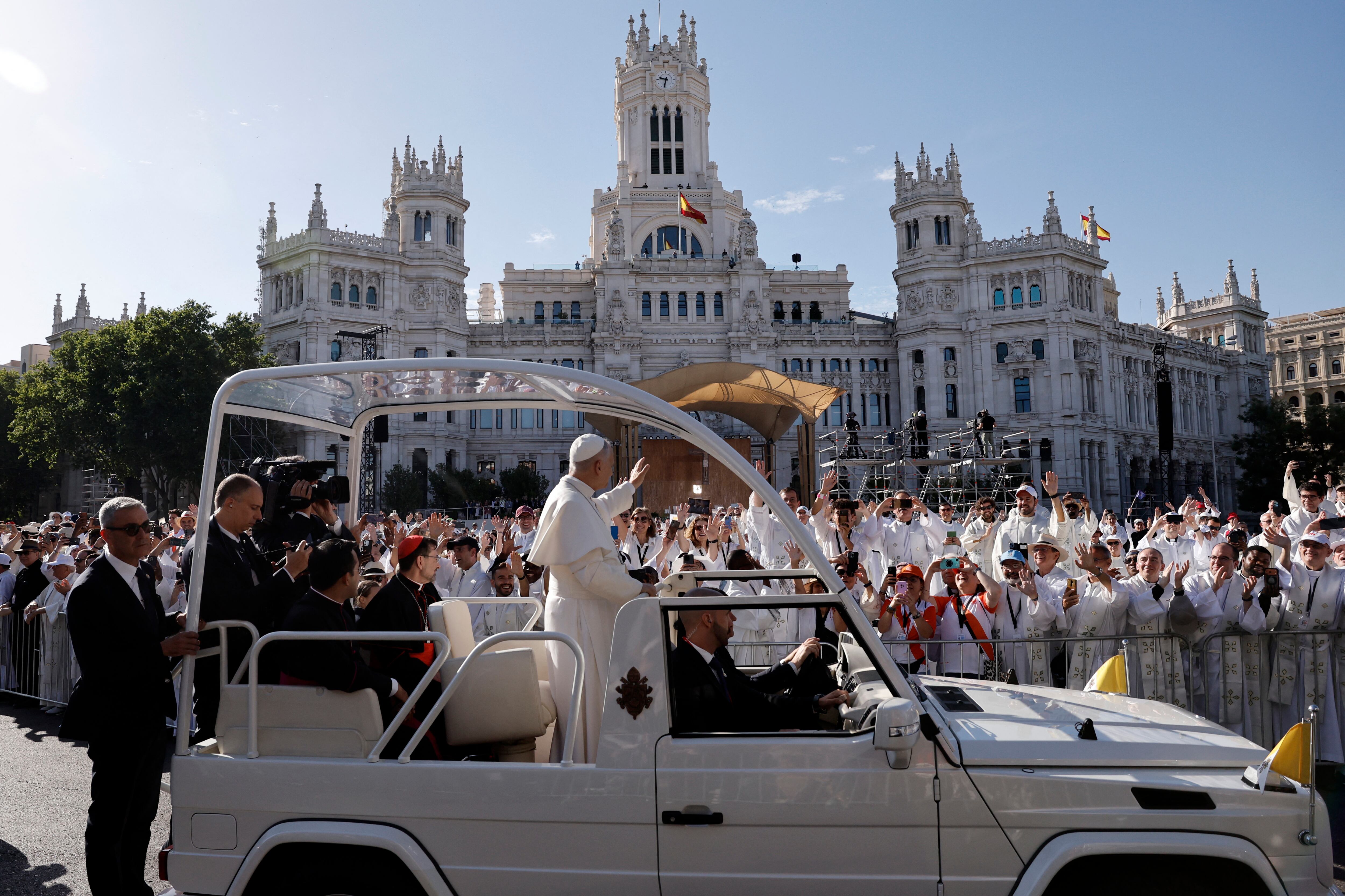 El papa León XIV saluda desde el papamóvil a su llegada para oficiar la Santa Misa en la Plaza de Cibeles de Madrid el 7 de junio de 2026.
