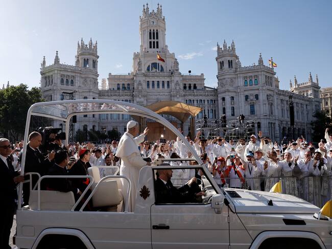 El papa León XIV saluda desde el papamóvil a su llegada para oficiar la Santa Misa en la Plaza de Cibeles de Madrid el 7 de junio de 2026.