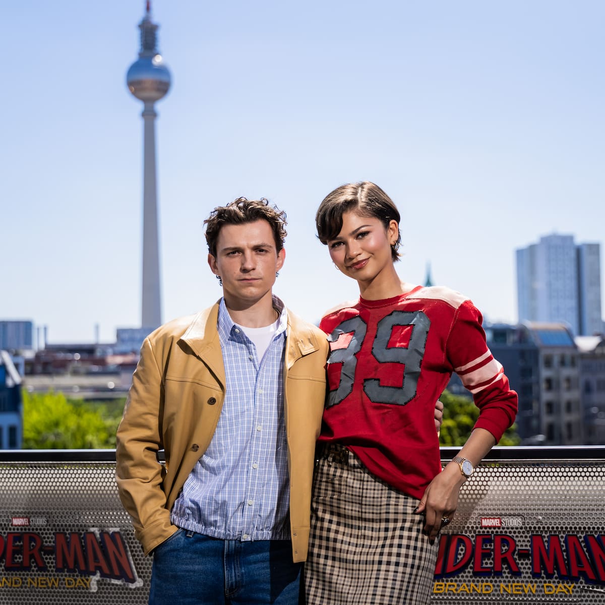 Zendaya vuelve a redes sociales para compartir una nueva foto junto a Tom Holland y la parada del tour de Spider Man en Roma