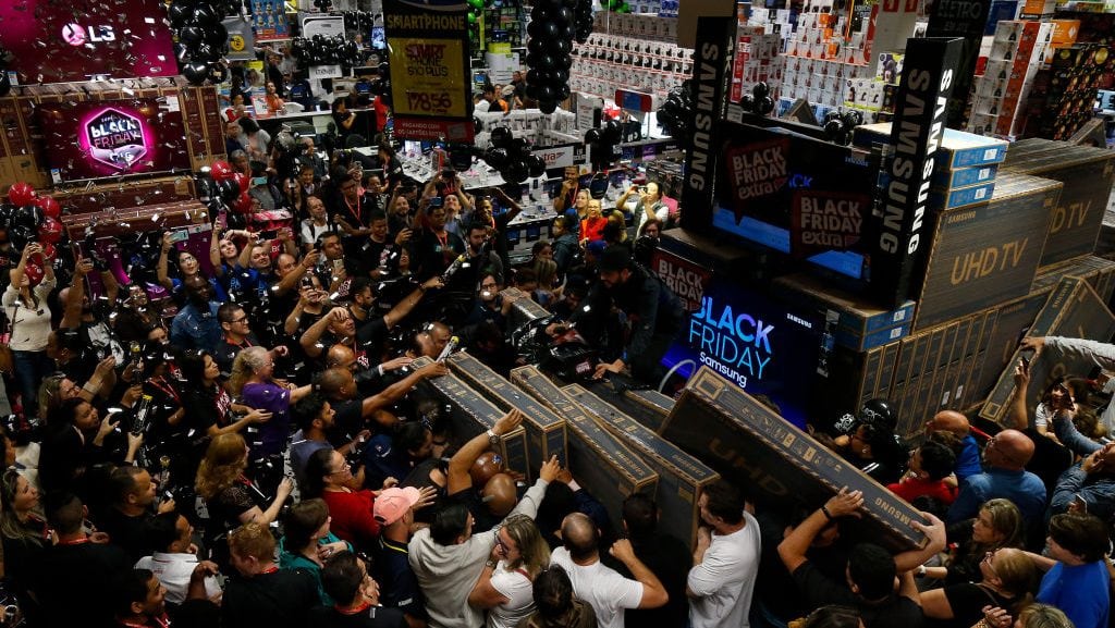 Compradores compran televisores en un supermercado durante una oferta del Black Friday en Sao Paulo, Brasil, el 28 de noviembre de 2019. (Miguel SCHINCARIOL / Getty Images)