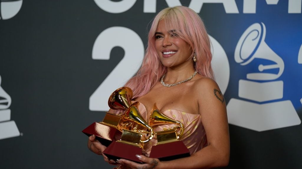Karol G posa con los 3 premios Grammy que le fueron otorgados durante la gala de los Latin Grammy 2023, en el Palacio de Congresos de Sevilla, el 16 de noviembre de 2023, en Sevilla, Andalucía, España. (Joaquín Corchero/Getty Images)