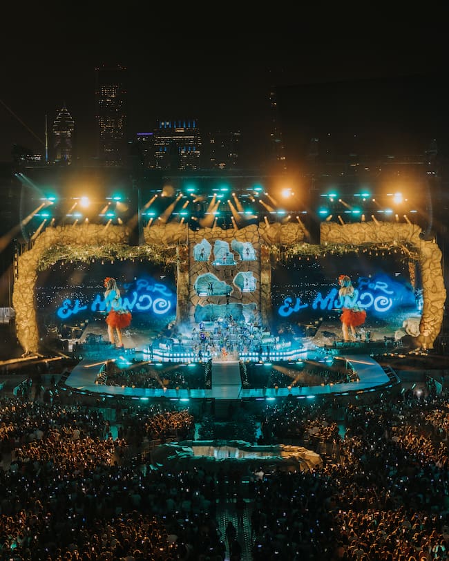 Karol G durante las primeras fechas de su Tropicoqueta Tour (julio de 2026) en el Soldier Field de Chicago, Estados Unidos