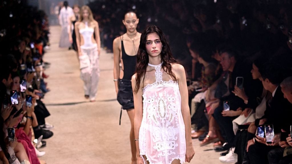 Loli Bahia presenta una creación para Isabel Marant durante la Semana de la Moda de París Primavera/Verano 2024, en París, el 28 de septiembre de 2023. (Miguel MEDINA/Getty Images)