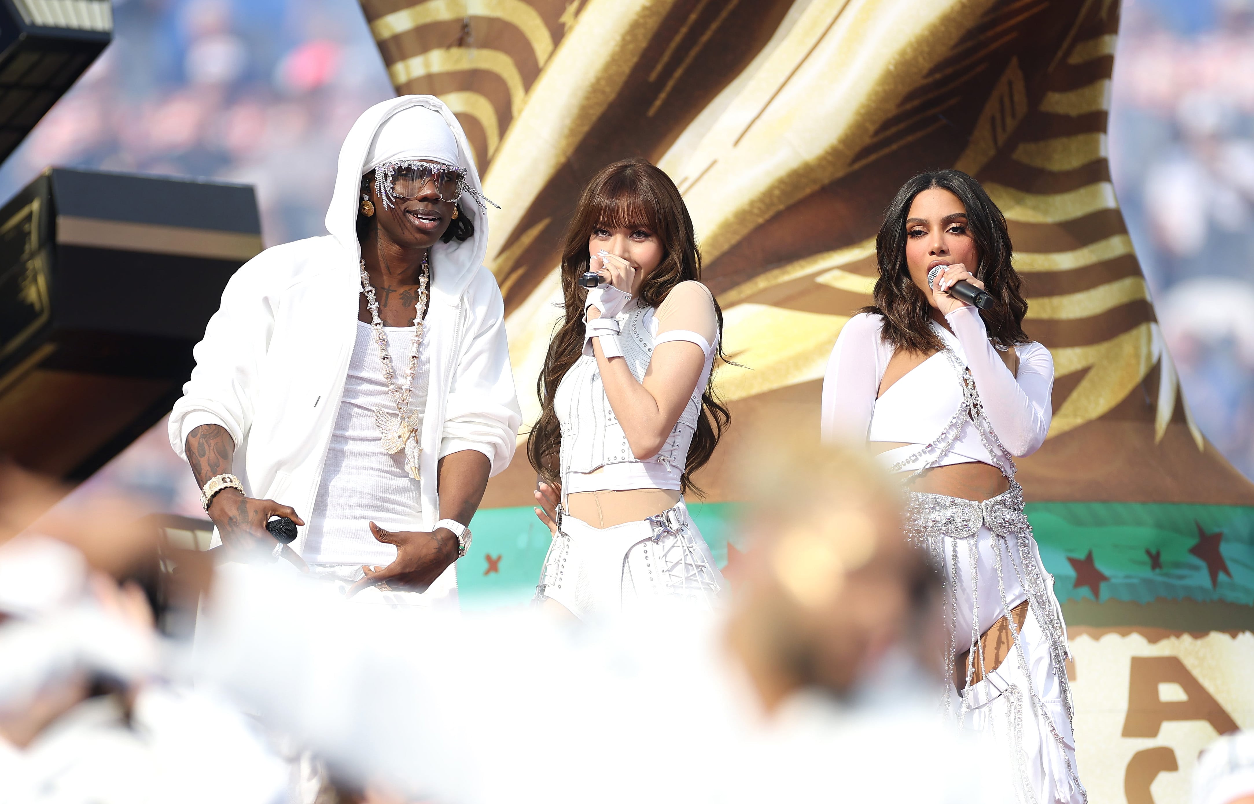 Rema, LISA y Anitta actúan durante la ceremonia inaugural previa al partido del Grupo D de la Copa Mundial de la FIFA 2026 entre Estados Unidos y Paraguay, celebrado en el Los Angeles Stadium el 12 de junio de 2026 en Los Ángeles, California.