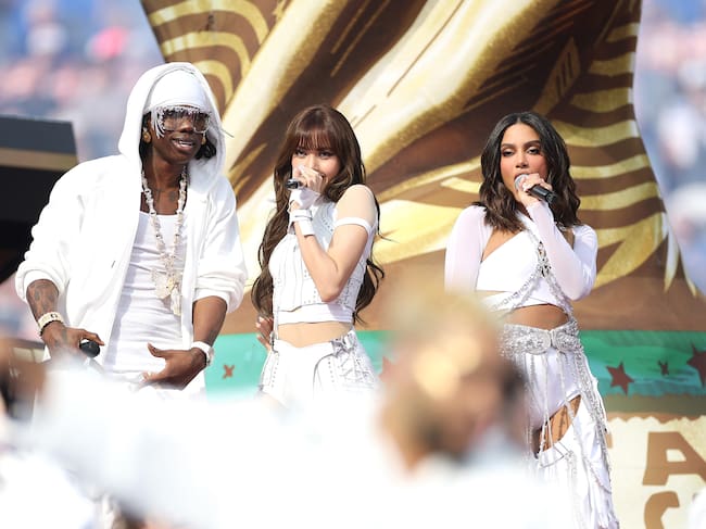Rema, LISA y Anitta actúan durante la ceremonia inaugural previa al partido del Grupo D de la Copa Mundial de la FIFA 2026 entre Estados Unidos y Paraguay, celebrado en el Los Angeles Stadium el 12 de junio de 2026 en Los Ángeles, California.