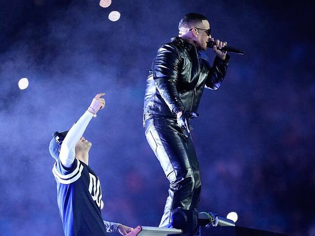 Daddy Yankee y Bizarrap actúan durante el partido de la NFL de 2025 en Madrid, encuentro disputado entre los Miami Dolphins y los Washington Commanders en el estadio Bernabéu el 16 de noviembre de 2025. Oscar J. Barroso/Europa Press vía Getty Images