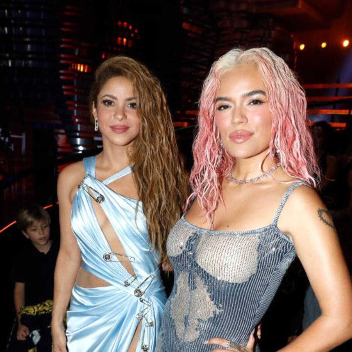 Shakira menciona a Karol G en su concierto y despeja los rumores de enemistad entre ellas